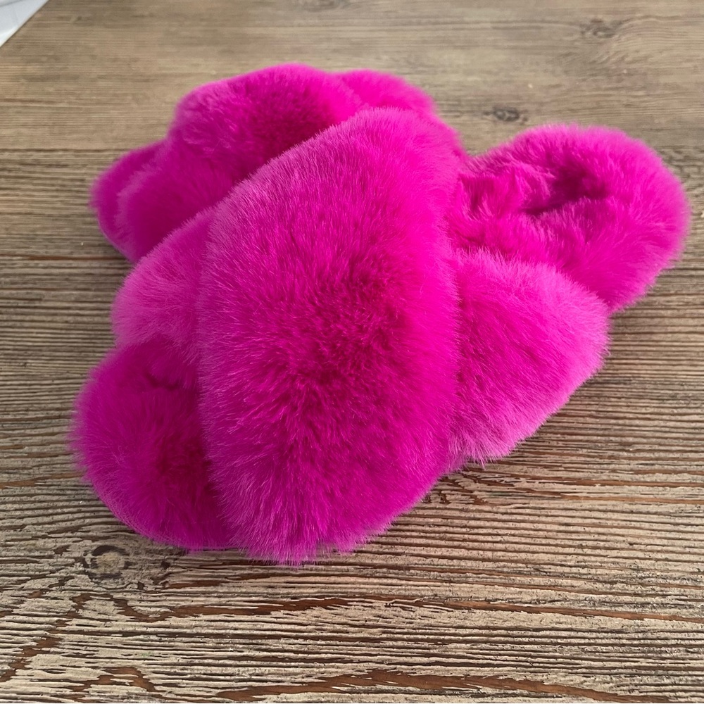 brand NWOT hot pink fuzzy slippers